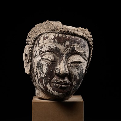 A LARGE STUCCO HEAD OF BUDDHA, 17TH CENTURY