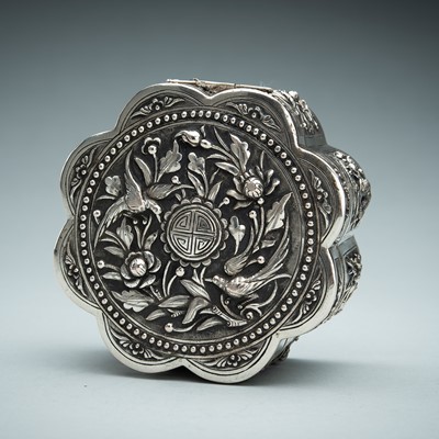 Lot 986 - AN OCTOFOIL LIDDED SILVER BOX WITH FLOWERS AND BIRDS