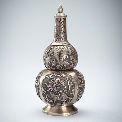 Lot 981 - A TALL DOUBLE GOURD SILVER VASE