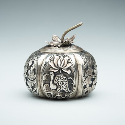 A LIDED GOURD-SHAPED SILVER MINIATURE BOX