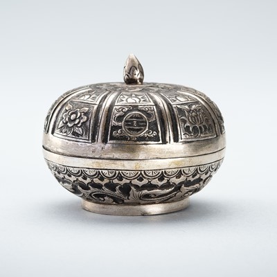 A LIDDED SILVER MINIATURE BOX