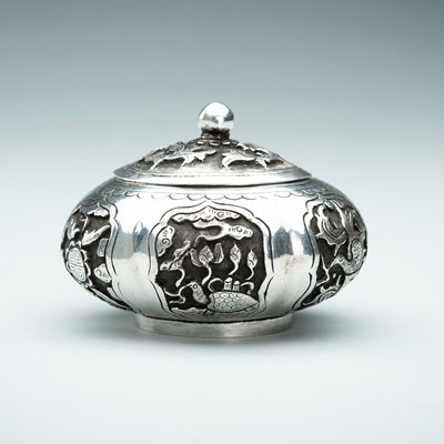 A LIDDED SILVER MINIATURE BOX