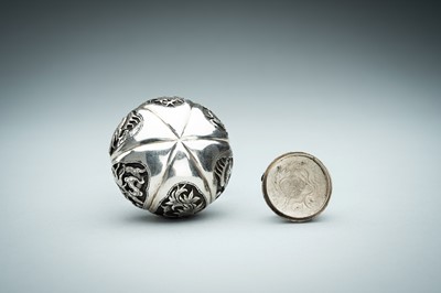 A GOURD-SHAPED ‘DARGON & PHOENIX’ SILVER MINIATURE BOX