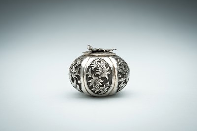 A GOURD-SHAPED ‘DARGON & PHOENIX’ SILVER MINIATURE BOX