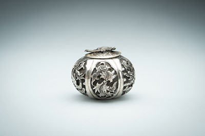 A GOURD-SHAPED ‘DARGON & PHOENIX’ SILVER MINIATURE BOX