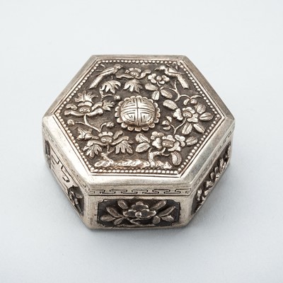 A SILVER MINIATURE BOX WITH BIRDS AND FLOWERS