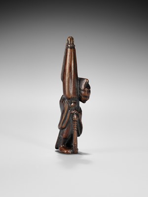 Lot 367 - A FINE EDO SCHOOL WOOD NETSUKE OF A SLEEPING TEMPLE SERVANT