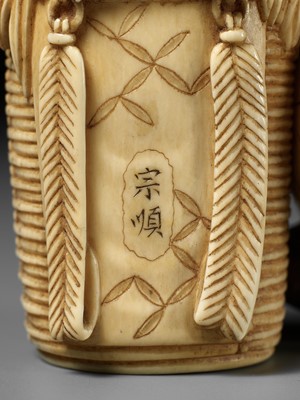 Lot 281 - MUNEKAZU: AN AMUSING IVORY OKIMONO OF A STARTLED SNAKE CHARMER