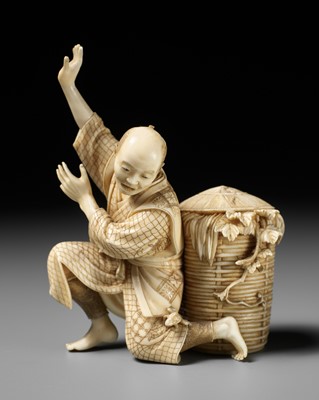 Lot 281 - MUNEKAZU: AN AMUSING IVORY OKIMONO OF A STARTLED SNAKE CHARMER