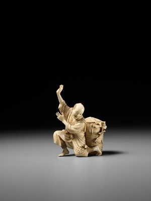 Lot 281 - MUNEKAZU: AN AMUSING IVORY OKIMONO OF A STARTLED SNAKE CHARMER