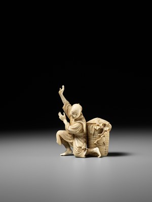 Lot 281 - MUNEKAZU: AN AMUSING IVORY OKIMONO OF A STARTLED SNAKE CHARMER