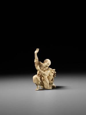 Lot 281 - MUNEKAZU: AN AMUSING IVORY OKIMONO OF A STARTLED SNAKE CHARMER