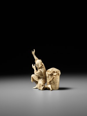 Lot 281 - MUNEKAZU: AN AMUSING IVORY OKIMONO OF A STARTLED SNAKE CHARMER