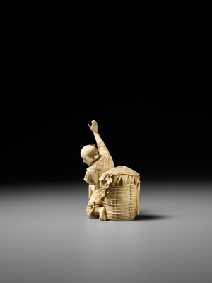 Lot 281 - MUNEKAZU: AN AMUSING IVORY OKIMONO OF A STARTLED SNAKE CHARMER