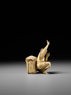 Lot 281 - MUNEKAZU: AN AMUSING IVORY OKIMONO OF A STARTLED SNAKE CHARMER
