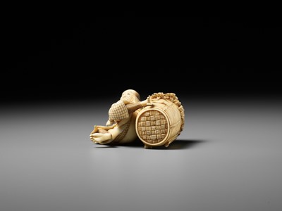 Lot 281 - MUNEKAZU: AN AMUSING IVORY OKIMONO OF A STARTLED SNAKE CHARMER