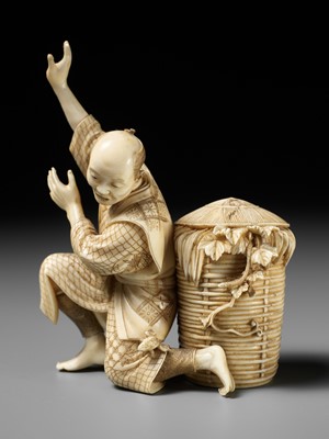 Lot 281 - MUNEKAZU: AN AMUSING IVORY OKIMONO OF A STARTLED SNAKE CHARMER