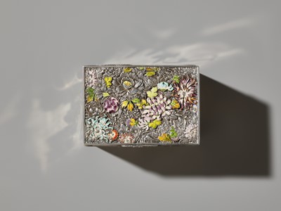 Lot 118 - SANSO: A SUPERB CLOISONNÉ ENAMEL DECORATED SILVER BOX AND COVER