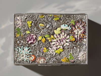 Lot 118 - SANSO: A SUPERB CLOISONNÉ ENAMEL DECORATED SILVER BOX AND COVER