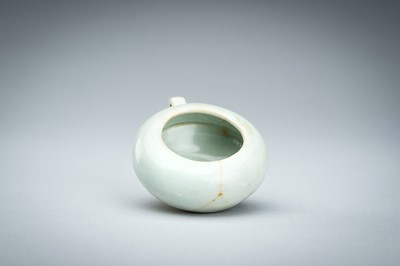 A QINGBAI GLAZED PORCELAIN BIRD FEEDER, MING DYNASTY