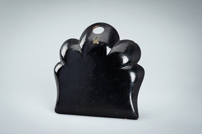 A LACQUERED WOOD DUSTPAN AND BRUSH SET