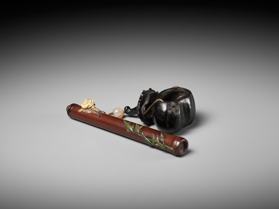 Lot 200 - MINKO: A SUPERB EBONY PUMPKIN-FORM TONKOTSU AND INLAID BAMBOO KISERUZUTSU WITH SNAIL AND BAMBOO