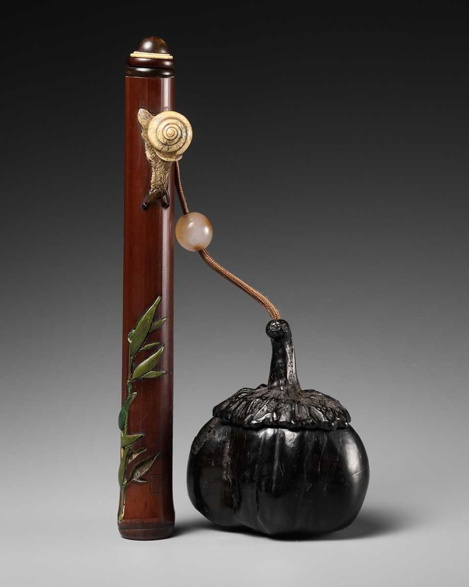 Lot 200 - MINKO: A SUPERB EBONY PUMPKIN-FORM TONKOTSU AND INLAID BAMBOO KISERUZUTSU WITH SNAIL AND BAMBOO