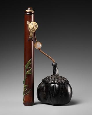 Lot 200 - MINKO: A SUPERB EBONY PUMPKIN-FORM TONKOTSU AND INLAID BAMBOO KISERUZUTSU WITH SNAIL AND BAMBOO