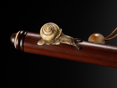 Lot 200 - MINKO: A SUPERB EBONY PUMPKIN-FORM TONKOTSU AND INLAID BAMBOO KISERUZUTSU WITH SNAIL AND BAMBOO