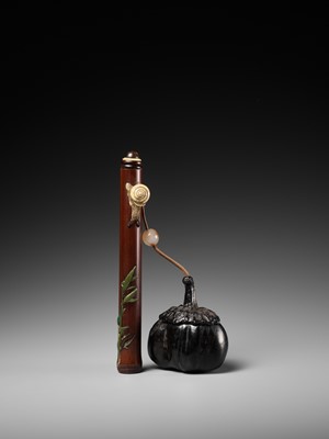 Lot 200 - MINKO: A SUPERB EBONY PUMPKIN-FORM TONKOTSU AND INLAID BAMBOO KISERUZUTSU WITH SNAIL AND BAMBOO
