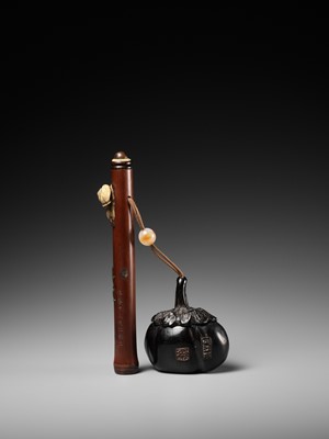Lot 200 - MINKO: A SUPERB EBONY PUMPKIN-FORM TONKOTSU AND INLAID BAMBOO KISERUZUTSU WITH SNAIL AND BAMBOO