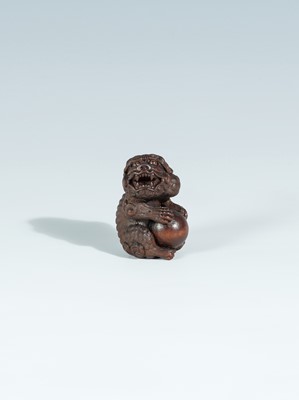 Lot 418 - VADYM PYVOVAR: A BOXWOOD NETSUKE OF A SNARLING SHISHI