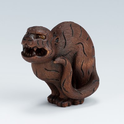 Lot 419 - VADYM PYVOVAR: A BOXWOOD NETSUKE OF A SNARLING TIGER