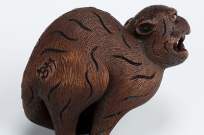 Lot 419 - VADYM PYVOVAR: A BOXWOOD NETSUKE OF A SNARLING TIGER