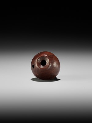 Lot 416 - VADYM PYVOVAR: A BOXWOOD NETSUKE OF A DARUMA DOLL