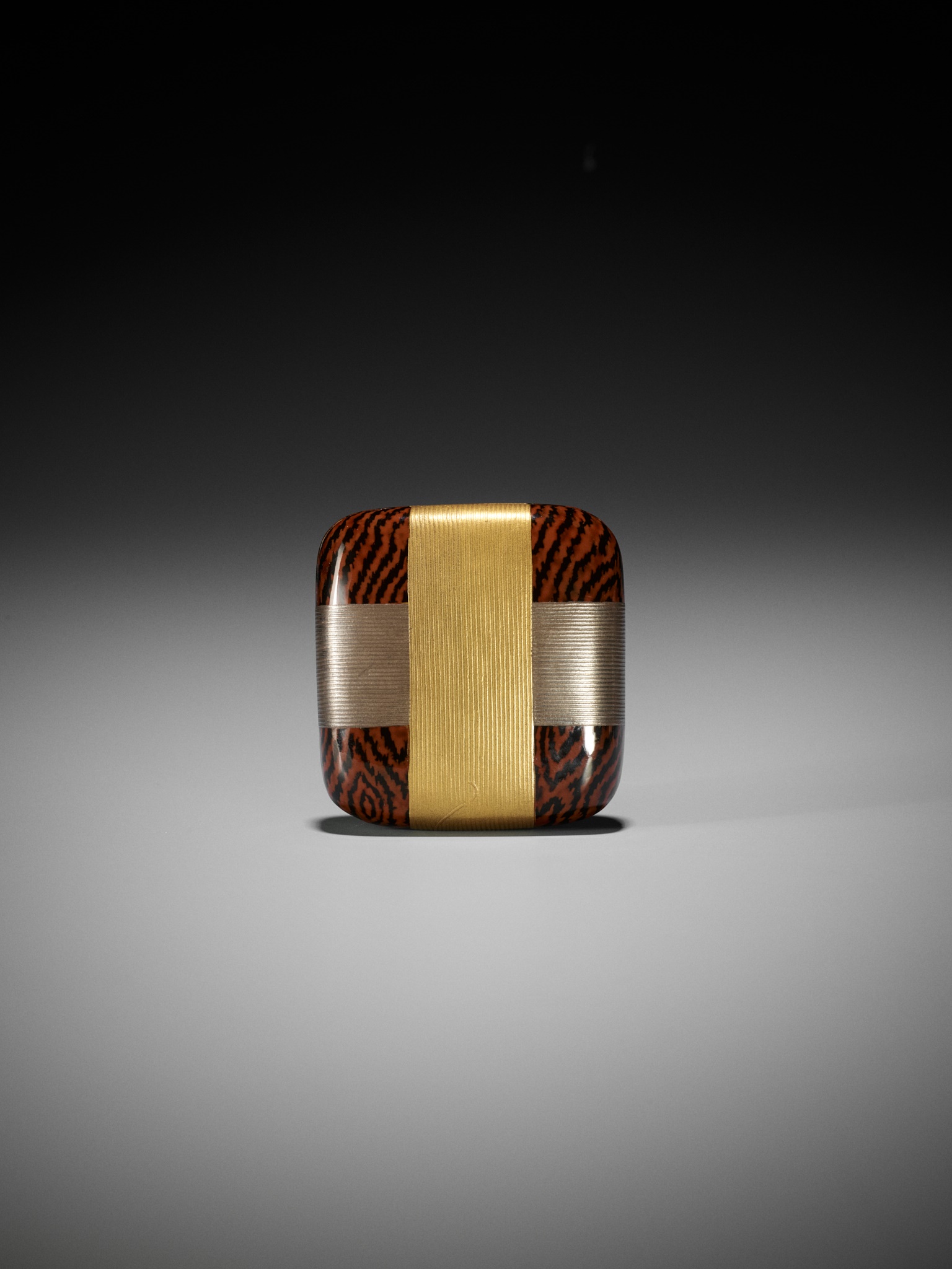 Lot 869 - A WOOD NETSUKE WITH A GROUP OF SEALS, EDO