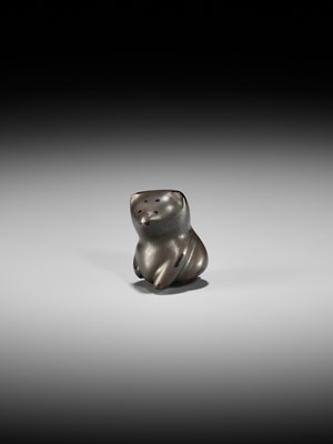 Lot 335 - A CHARMING LACQUER NETSUKE OF A TOY DOG