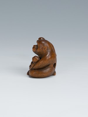 Lot 345 - A CHARMING WOOD NETSUKE OF MONKEY WITH TWO YOUNG