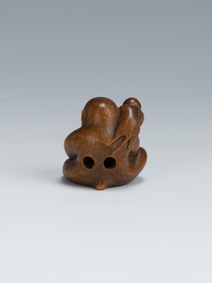 Lot 345 - A CHARMING WOOD NETSUKE OF MONKEY WITH TWO YOUNG