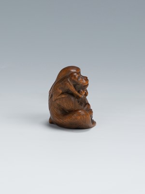 Lot 345 - A CHARMING WOOD NETSUKE OF MONKEY WITH TWO YOUNG