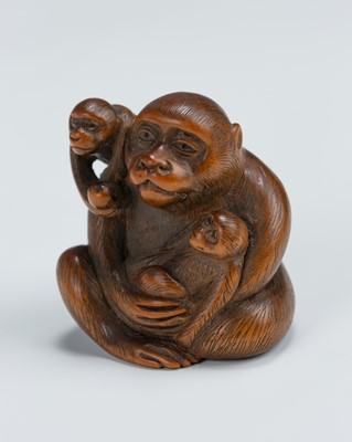 Lot 345 - A CHARMING WOOD NETSUKE OF MONKEY WITH TWO YOUNG