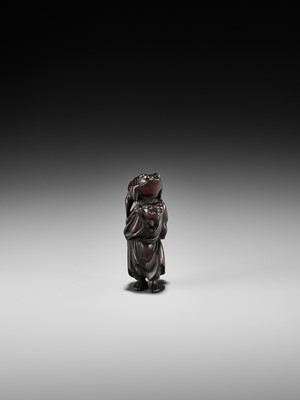 Lot 194 - A WOOD NETSUKE OF GAMA SENNIN WITH TOAD