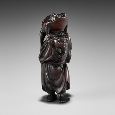 Lot 194 - A WOOD NETSUKE OF GAMA SENNIN WITH TOAD