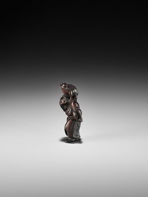 Lot 194 - A WOOD NETSUKE OF GAMA SENNIN WITH TOAD