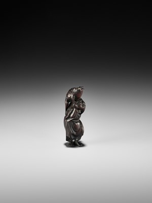 Lot 194 - A WOOD NETSUKE OF GAMA SENNIN WITH TOAD