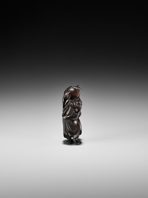 Lot 194 - A WOOD NETSUKE OF GAMA SENNIN WITH TOAD