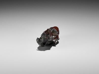 Lot 194 - A WOOD NETSUKE OF GAMA SENNIN WITH TOAD
