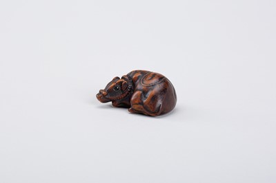 Lot 328 - A WOOD NETSUKE OF A RECUMBENT OX