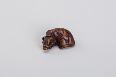 Lot 328 - A WOOD NETSUKE OF A RECUMBENT OX