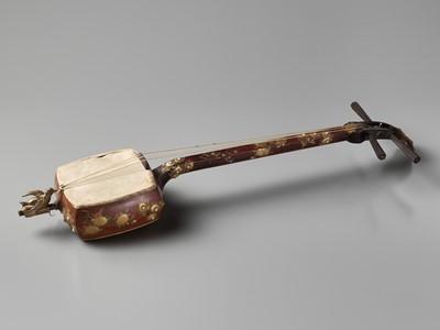 Lot 332 - A LACQUERED WOOD SHAMISEN
